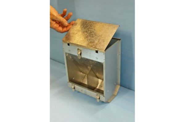 Two Compartment Box Feeder with Lid